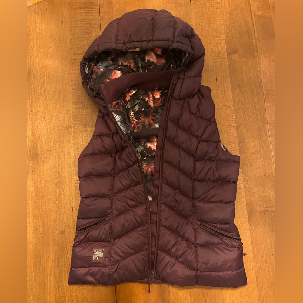 oiselle Plum Quilted Hooded Puffer Vest with Floral Lining